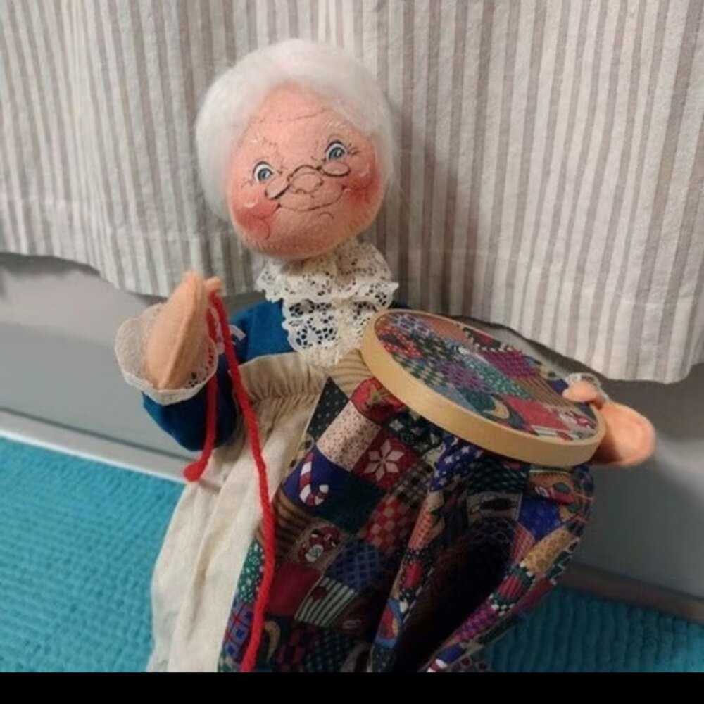 Rare vintage 12" Annalee Mrs. Claus collectible doll - Ships fast!